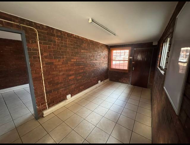 550M² WAREHOUSE TO LET IN SPARTAN